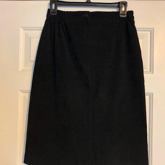 Women’s Skirt Size 10 Black Sueded Zip and Button Back Ellen Figg Made in USA - Picture 2 of 8